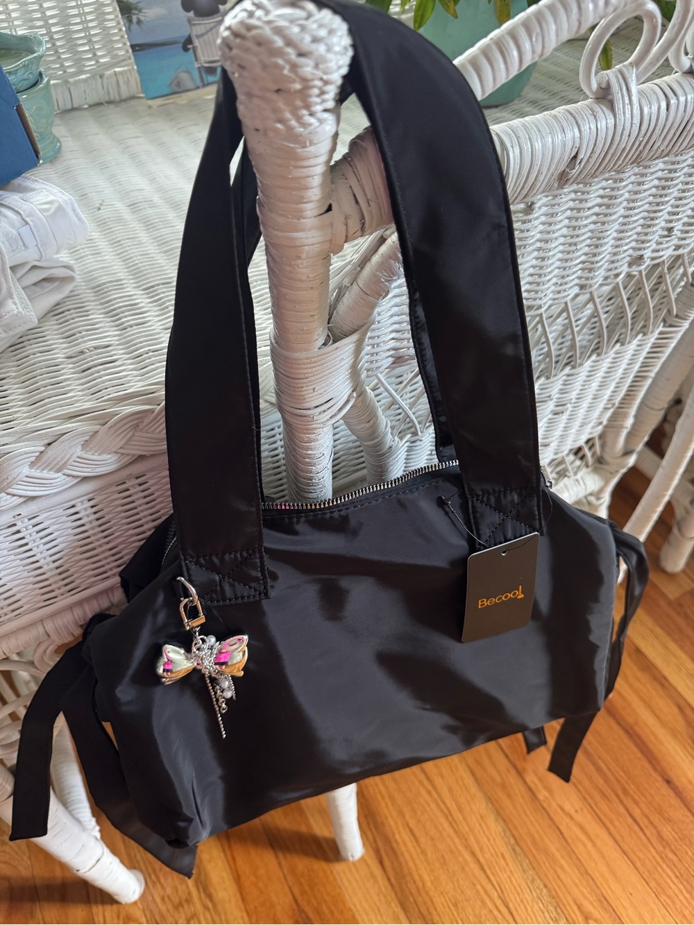 BE COOL Black Shiny Shoulder Bag with Bag Charm